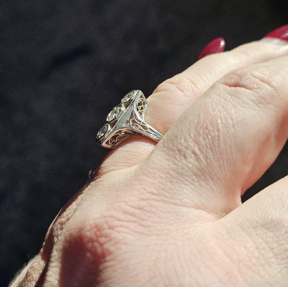 18k antique diamond ring size 7 3/4. Stamped 18k. Amazing and hard to find. Midd - Picture 5 of 13